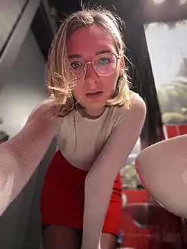 Snapshot of The_Snowwhitee chatting on 20, 12, 2024 The Snowwhitee online show from 20, 12, 2024