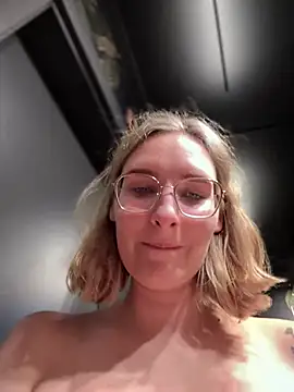 Snapshot of The_Snowwhitee chatting on 20, 12, 2024 The Snowwhitee online show from 20, 12, 2024