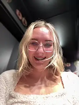 Snapshot of The_Snowwhitee chatting on 1, 1, 2025 The Snowwhitee online show from 1, 1, 2025