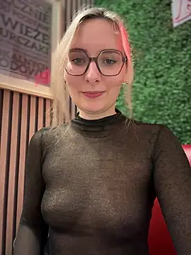 Snapshot of The_Snowwhitee chatting on 5, 1, 2025 The Snowwhitee online show from 5, 1, 2025