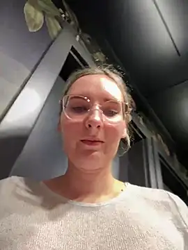 Snapshot of The_Snowwhitee chatting on 10, 1, 2025 The Snowwhitee online show from 10, 1, 2025