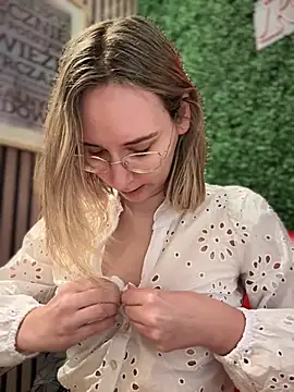 Snapshot of The_Snowwhitee chatting on 14, 1, 2025 The Snowwhitee online show from 14, 1, 2025