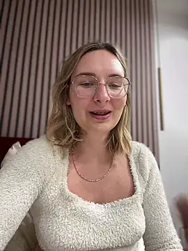 Snapshot of The_Snowwhitee chatting on 2, 2, 2025 The Snowwhitee online show from 2, 2, 2025