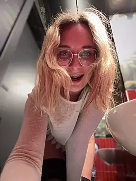 Snapshot of The_Snowwhitee chatting on 3, 2, 2025 The Snowwhitee online show from 3, 2, 2025