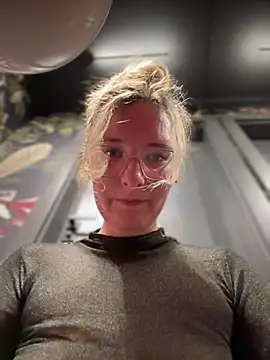 Snapshot of The_Snowwhitee chatting on 19, 2, 2025 The Snowwhitee online show from 19, 2, 2025