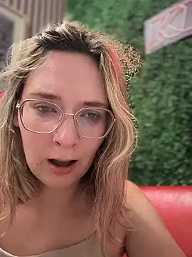 Snapshot of The_Snowwhitee chatting on 23, 2, 2025 The Snowwhitee online show from 23, 2, 2025