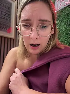 Snapshot of The_Snowwhitee chatting on 12, 3, 2025 The Snowwhitee online show from 12, 3, 2025