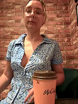 Snapshot of The_Snowwhitee chatting on 20, 9, 2025 The Snowwhitee online show from 20, 9, 2025