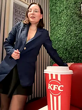 Snapshot of The_Snowwhitee chatting on 22, 10, 2025 The Snowwhitee online show from 22, 10, 2025