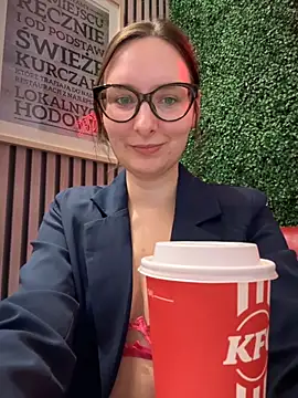 Snapshot of The_Snowwhitee chatting on 6, 11, 2025 The Snowwhitee online show from 6, 11, 2025