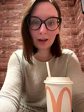 Snapshot of The_Snowwhitee chatting on 16, 12, 2025 The Snowwhitee online show from 16, 12, 2025