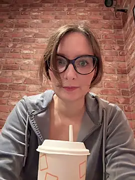 Snapshot of The_Snowwhitee chatting on 22, 12, 2025 The Snowwhitee online show from 22, 12, 2025