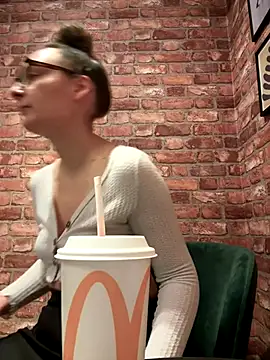 Snapshot of The_Snowwhitee chatting on 6, 1, 2026 The Snowwhitee online show from 6, 1, 2026