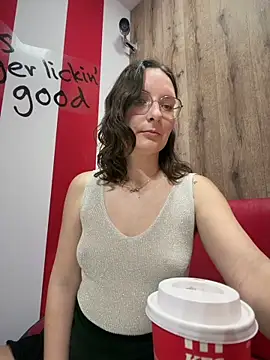 Snapshot of The_Snowwhitee chatting on 18, 4, 2026 The Snowwhitee online show from 18, 4, 2026