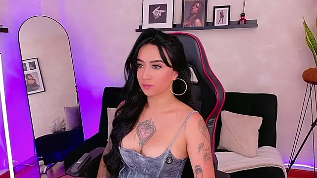 EmmyEvans1 online show from 7, 4, 2026