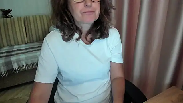 Snapshot of lauraoven chatting on 23, 7, 2026 lauraoven online show from 23, 7, 2026