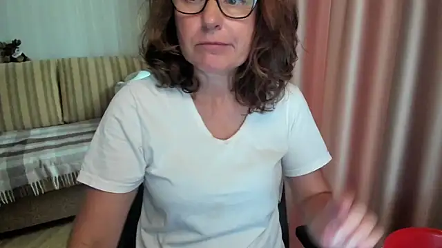 Snapshot of lauraoven chatting on 1, 8, 2026 lauraoven online show from 1, 8, 2026