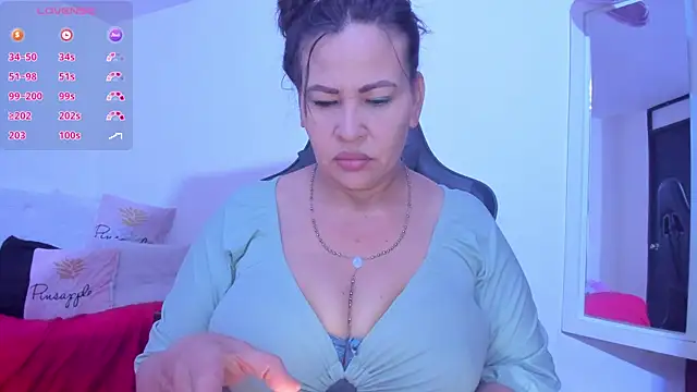 esmeralda milf online show from 11, 1, 2025