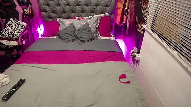 JEENEVIEVE online show from 4, 12, 2025