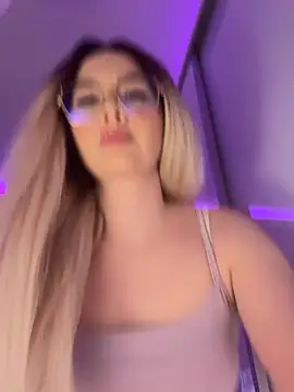 Snapshot of mollyxxx chatting on 3, 3, 2026 mollyxxx online show from 3, 3, 2026