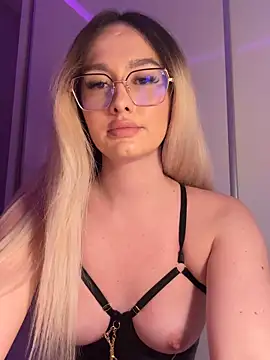 Snapshot of mollyxxx chatting on 8, 3, 2026 mollyxxx online show from 8, 3, 2026