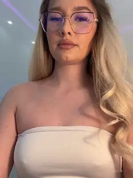 Snapshot of mollyxxx chatting on 14, 3, 2026 mollyxxx online show from 14, 3, 2026