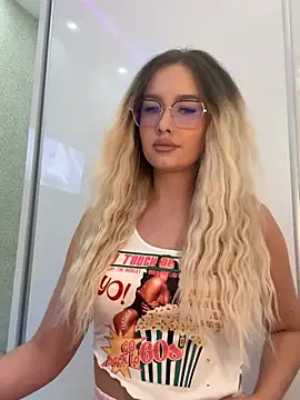 Snapshot of mollyxxx chatting on 31, 3, 2026 mollyxxx online show from 31, 3, 2026