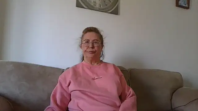 Snapshot of Hottie-Mom chatting on 17, 4, 2026 Hottie-Mom online show from 17, 4, 2026