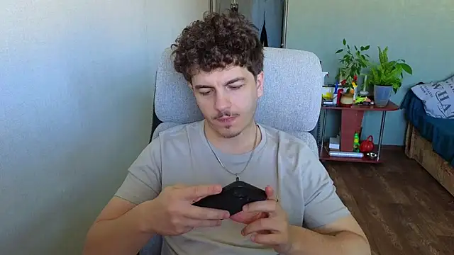 Snapshot of Remy_Miles chatting on 5, 5, 2026 Remy Miles online show from 5, 5, 2026