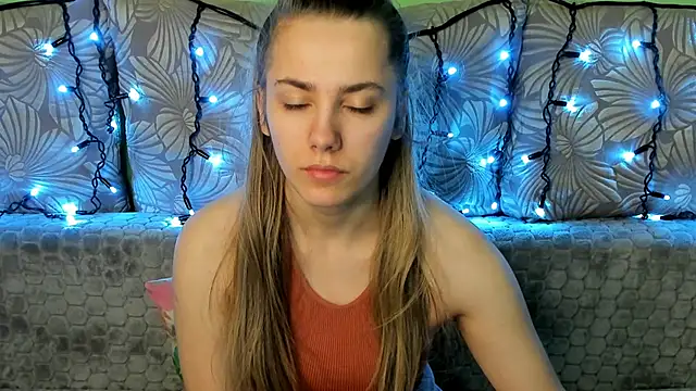 Snapshot of MaggieCake chatting on 7, 12, 2024 MaggieCake online show from 7, 12, 2024