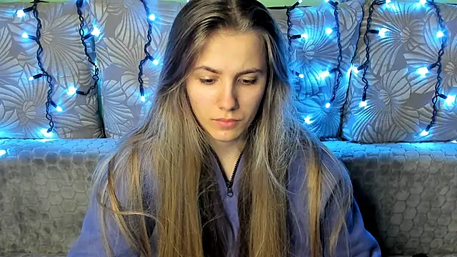 Snapshot of MaggieCake chatting on 10, 12, 2024 MaggieCake online show from 10, 12, 2024