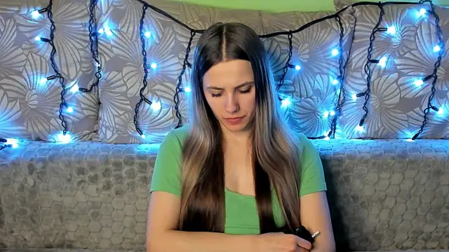 Snapshot of MaggieCake chatting on 23, 12, 2024 MaggieCake online show from 23, 12, 2024