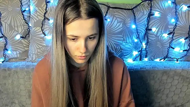 Snapshot of MaggieCake chatting on 4, 1, 2025 MaggieCake online show from 4, 1, 2025