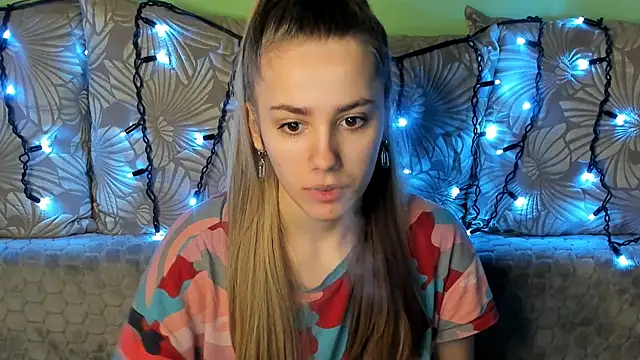 Snapshot of MaggieCake chatting on 1, 2, 2025 MaggieCake online show from 1, 2, 2025