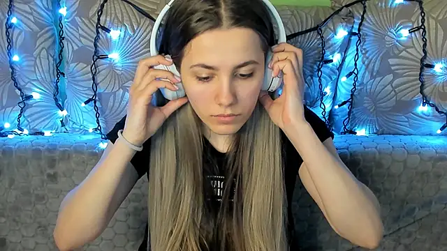 Snapshot of MaggieCake chatting on 24, 2, 2025 MaggieCake online show from 24, 2, 2025