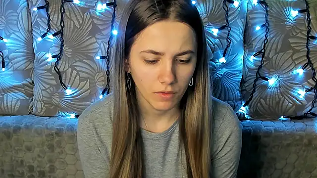 Snapshot of MaggieCake chatting on 1, 3, 2025 MaggieCake online show from 1, 3, 2025