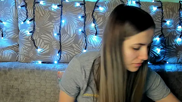 Snapshot of MaggieCake chatting on 2, 3, 2025 MaggieCake online show from 2, 3, 2025