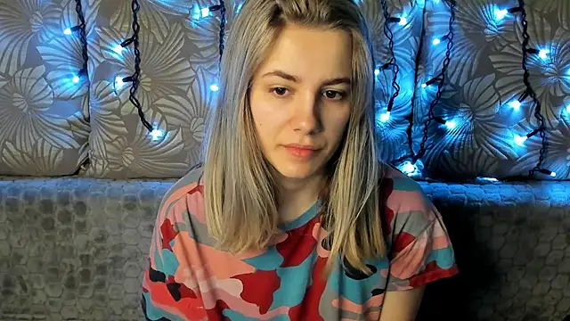 Snapshot of MaggieCake chatting on 7, 3, 2025 MaggieCake online show from 7, 3, 2025