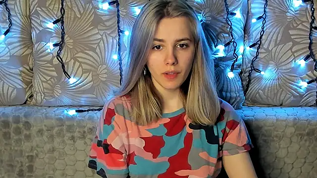 Snapshot of MaggieCake chatting on 8, 3, 2025 MaggieCake online show from 8, 3, 2025