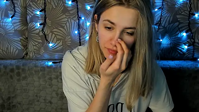 Snapshot of MaggieCake chatting on 9, 3, 2025 MaggieCake online show from 9, 3, 2025