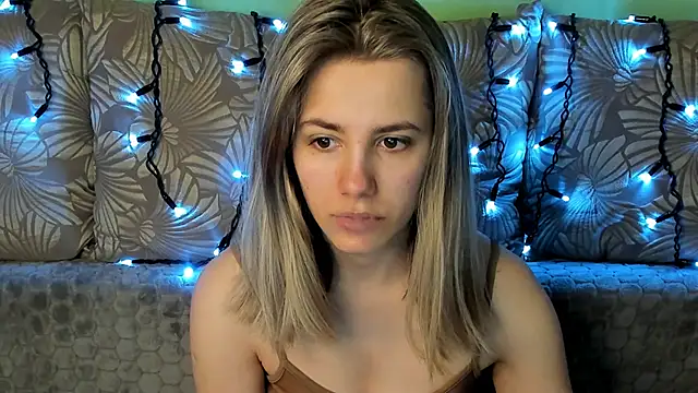 Snapshot of MaggieCake chatting on 10, 3, 2025 MaggieCake online show from 10, 3, 2025