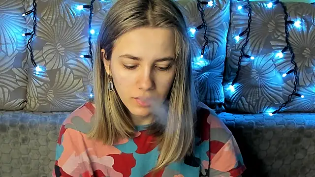 Snapshot of MaggieCake chatting on 11, 3, 2025 MaggieCake online show from 11, 3, 2025