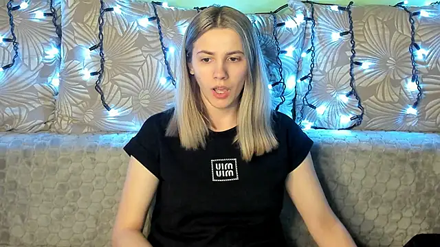 Snapshot of MaggieCake chatting on 22, 3, 2025 MaggieCake online show from 22, 3, 2025