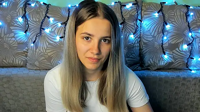 Snapshot of MaggieCake chatting on 14, 10, 2025 MaggieCake online show from 14, 10, 2025