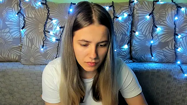 Snapshot of MaggieCake chatting on 15, 10, 2025 MaggieCake online show from 15, 10, 2025