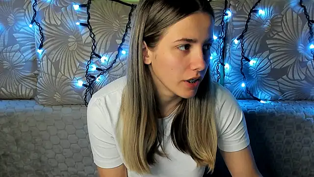 Snapshot of MaggieCake chatting on 19, 10, 2025 MaggieCake online show from 19, 10, 2025