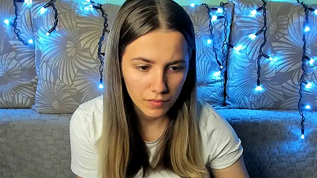 Snapshot of MaggieCake chatting on 23, 10, 2025 MaggieCake online show from 23, 10, 2025