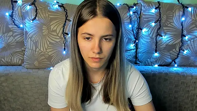 Snapshot of MaggieCake chatting on 24, 10, 2025 MaggieCake online show from 24, 10, 2025