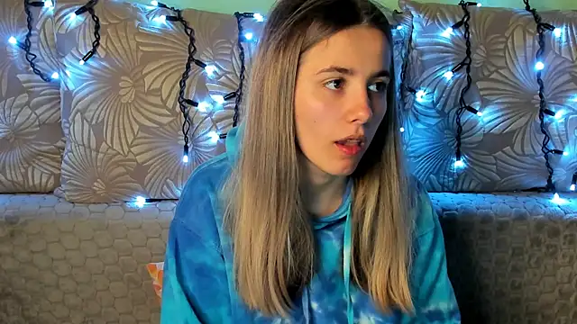 Snapshot of MaggieCake chatting on 27, 10, 2025 MaggieCake online show from 27, 10, 2025