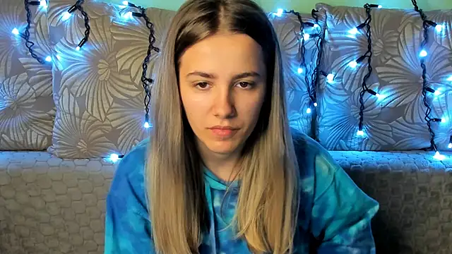 Snapshot of MaggieCake chatting on 28, 10, 2025 MaggieCake online show from 28, 10, 2025